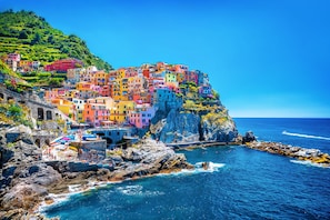 A coastal village with colorful buildings perched on a cliff overlooking the sea. - La Vista di Marina by The First (Riomaggiore)