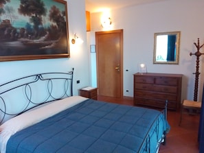 Double Room | Individually furnished, desk, blackout drapes, free WiFi - Agriturismo Corte Trincerone (Mantua)