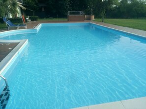 Piscine extérieure, chaises longues