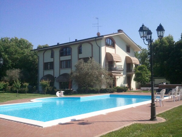 Außenpool, Liegestühle