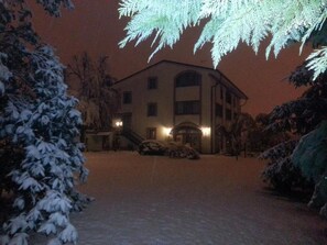 Fassade der Unterkunft – Abend/Nacht