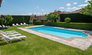 Kolam renang terbuka bermusim, payung kolam, kerusi lepak pantai 