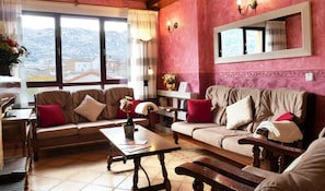 Casa familiare, 4 camere da letto, terrazzo | Area soggiorno | TV a schermo piatto, caminetto