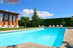 Piscina a l'aire lliure de temporada (horari: migdia-20:00) i para-sols