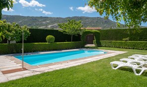 Seasonal outdoor pool, open noon to 8 PM, pool umbrellas, sun loungers - Casa Rural Los Moros (Solosancho)