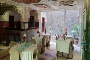 每日供应自助式早餐（每人 XOF 4000）