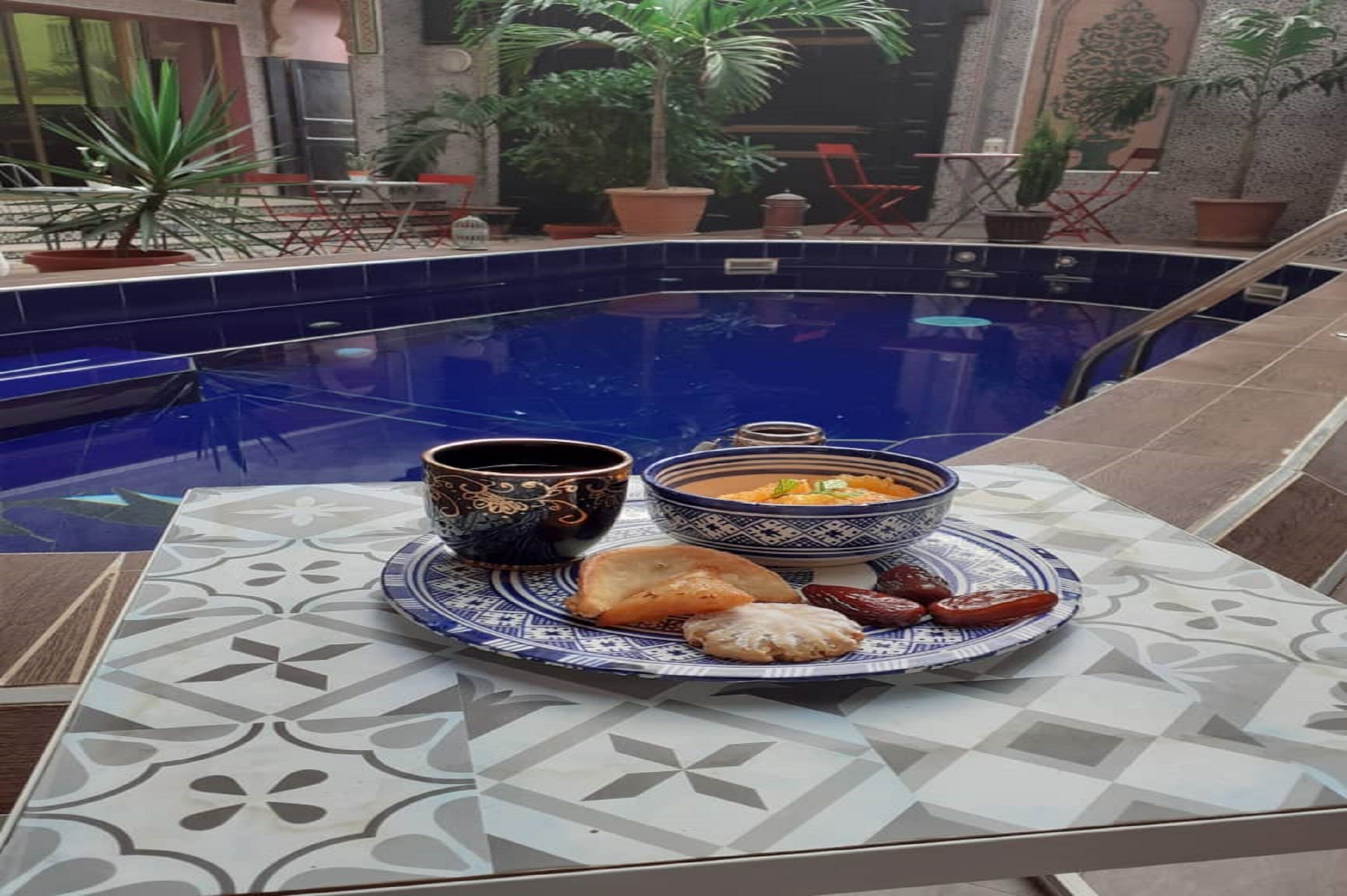 Una mesa con un plato de comida, una taza y un bol.