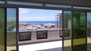 A view from a balcony with patterned tiles and a clear sky. - Hotel Cabourg (Dakar)