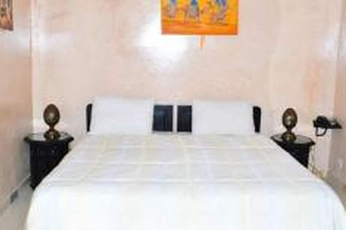 4 quartos, frigobar, individualmente decorados