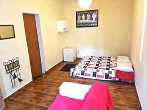 スタンダード スタジオスイート 1 ベッドルーム 暖炉 | リビング エリア | 32 インチの液晶テレビ (衛星放送視聴可)、テレビ、暖炉