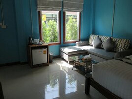 Caja de seguridad en la habitación, cortinas blackout y cunas 