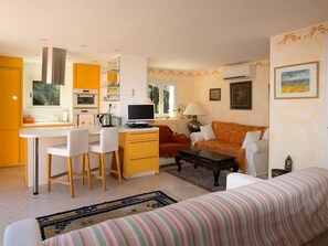 Comfort Apartment, Private Bathroom (La Suite Jaune)