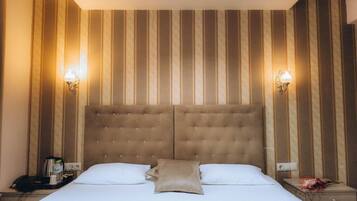 Standard-Doppelzimmer, Stadtblick | Kostenlose Minibar, Schreibtisch, laptopgeeigneter Arbeitsplatz