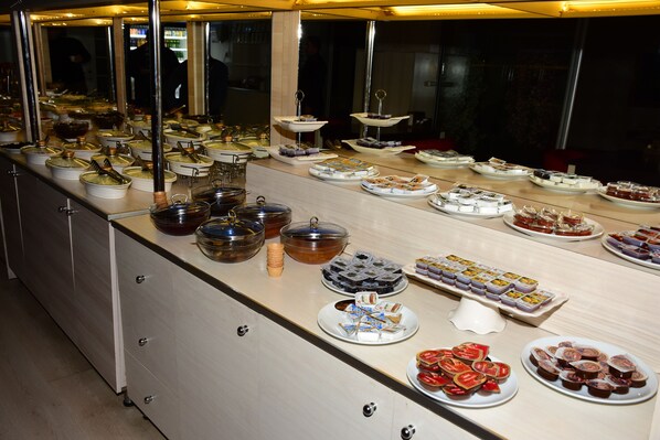 Café da manhã com buffet grátis todos os dias
