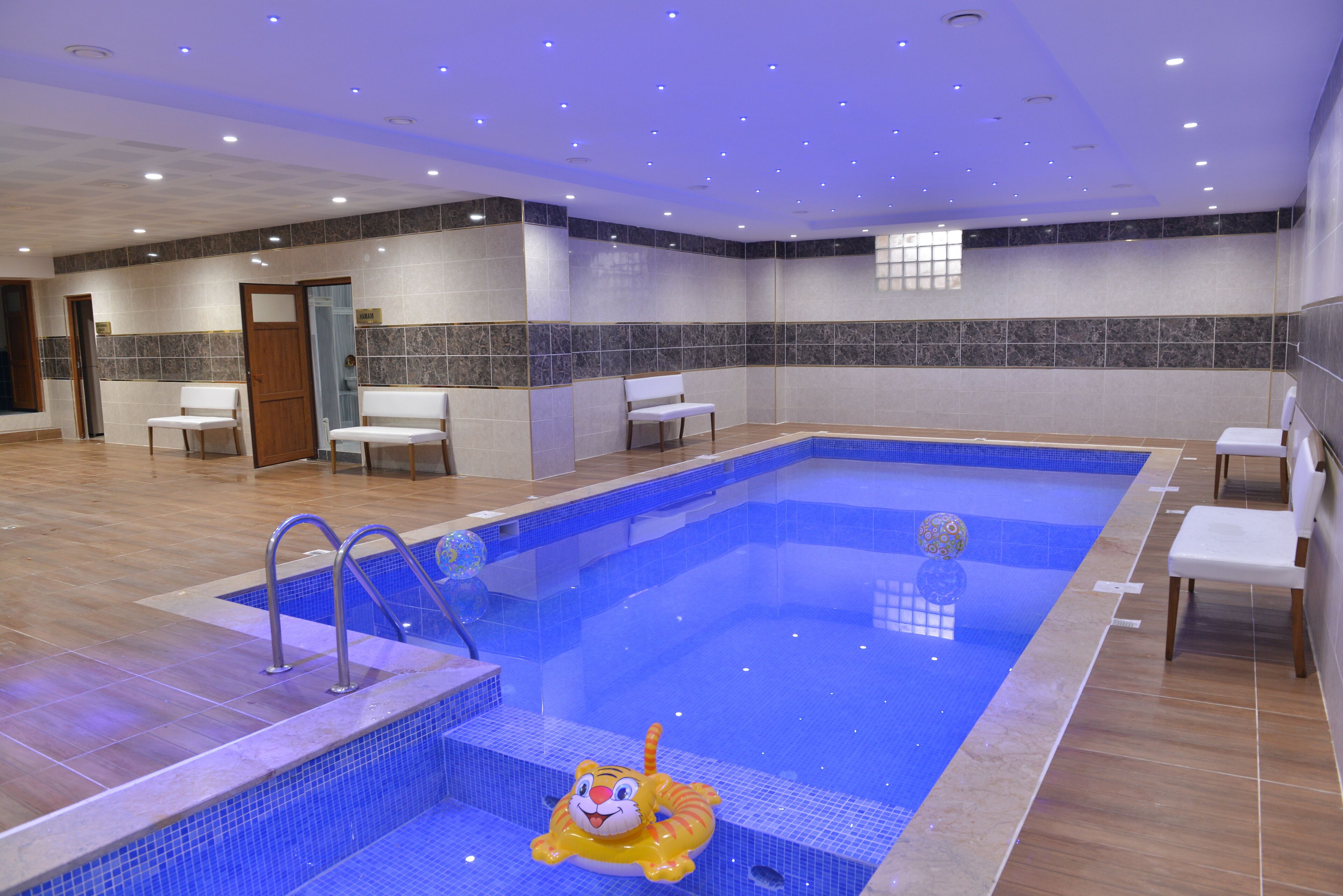 Una piscina cubierta
