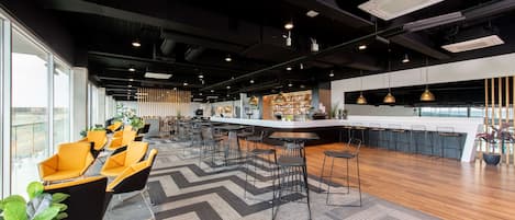 Se sirven desayunos y cocina local e internacional; con vista al jardín