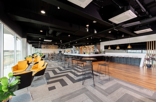 Rydges Pit Lane Hotel