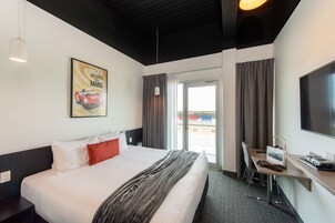 Ropa de cama de alta calidad, colchones con pillow-top y minibar 