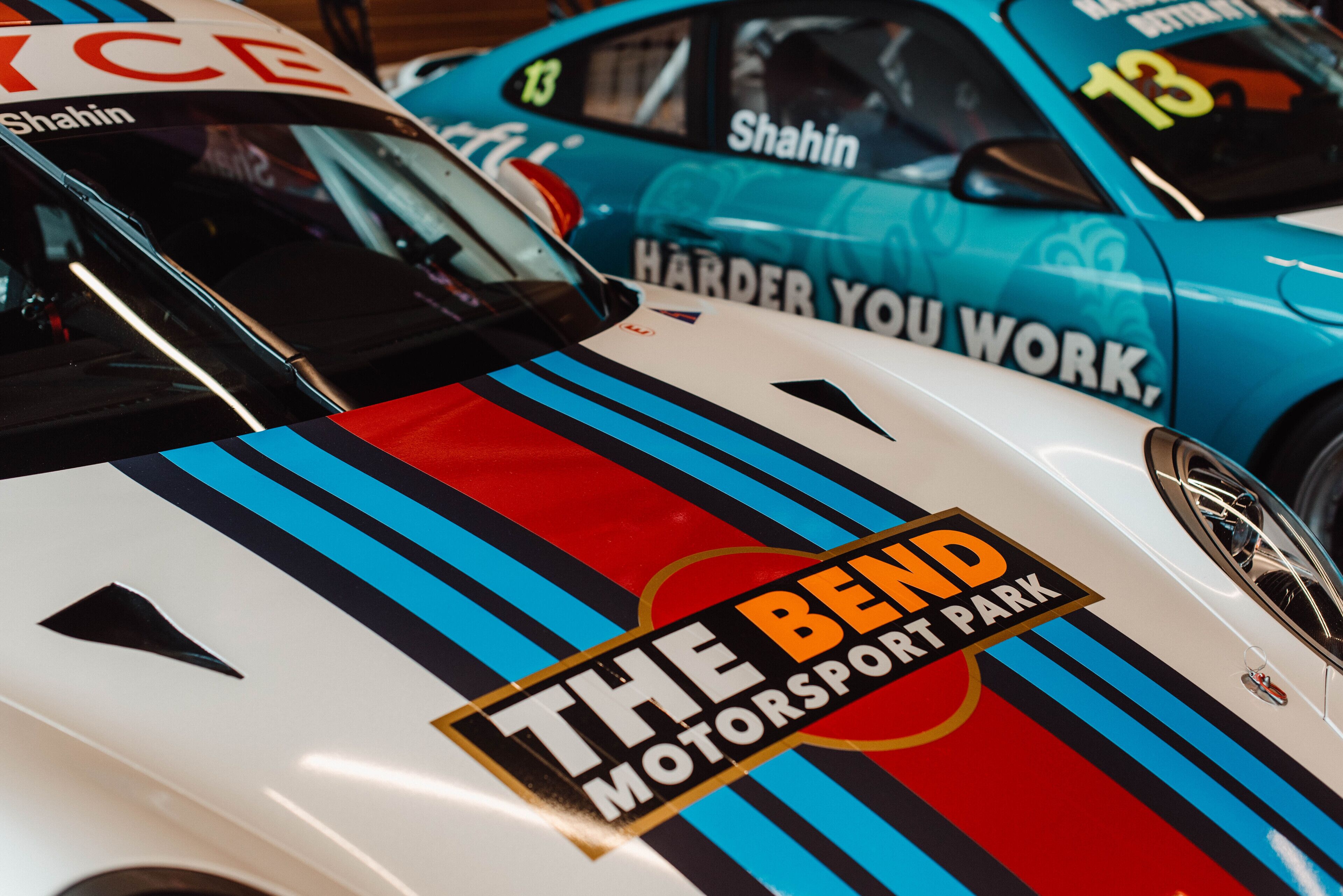 Primer plano de un auto de carreras con el logotipo de The Bend Motorsport Park.