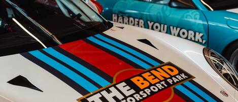 Primer plano de un auto de carreras con el logotipo de The Bend Motorsport Park.