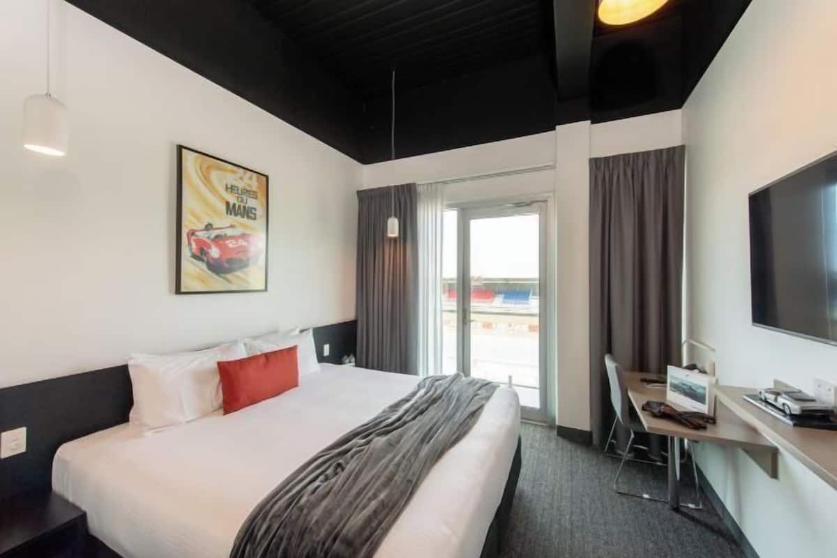 Premium bedding, pillow-top beds, minibar, in-room safe