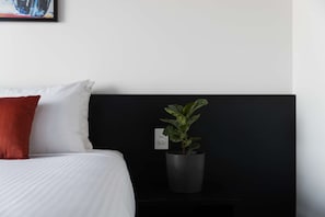 Premium bedding, pillowtop beds, minibar, in-room safe - Rydges Pit Lane Hotel (Tailem Bend)