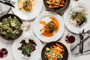 Aperto a colazione, pranzo e cena, con vista sul giardino 