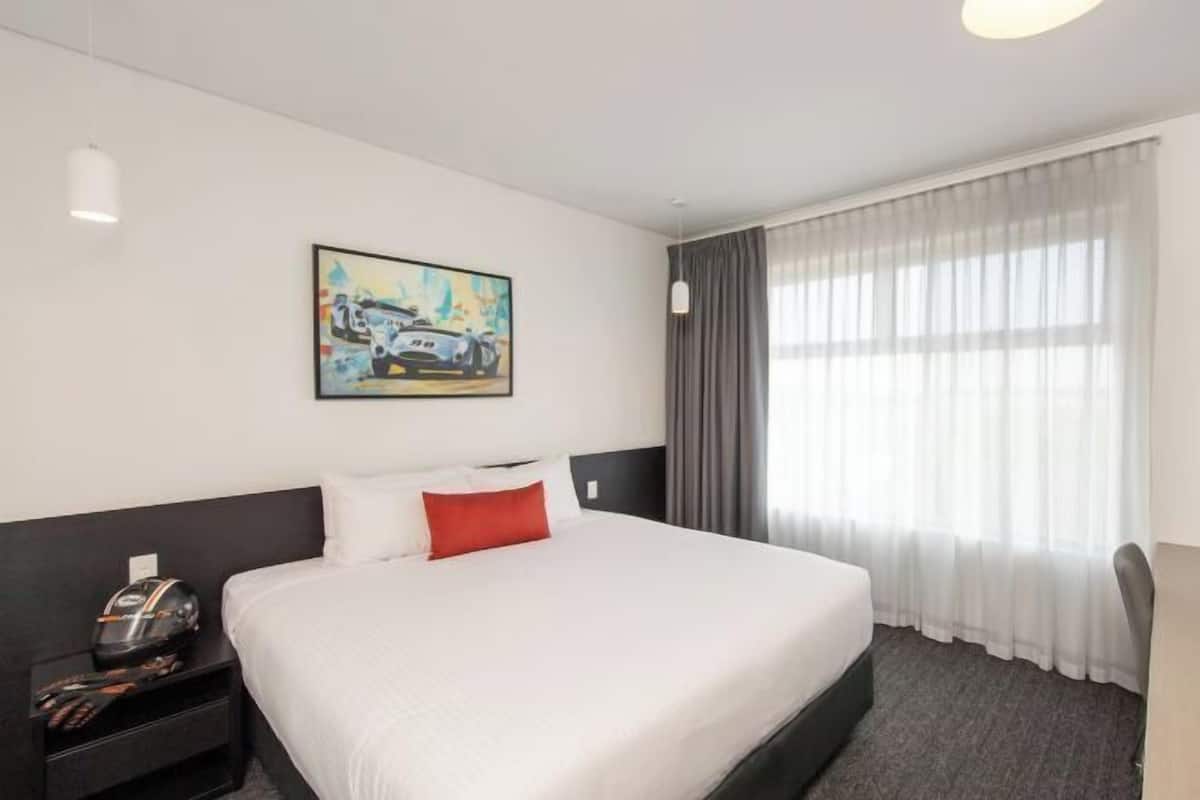 Premium bedding, pillow-top beds, minibar, in-room safe