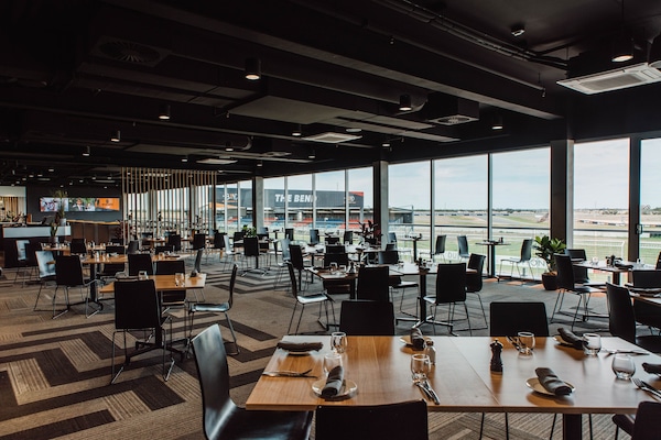 Ofereix vistes al jardí i s'hi serveixen esmorzars, dinars i sopars