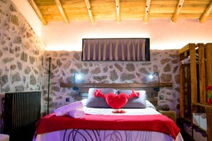 Romantic Studio Suite, Jetted Tub | Egyptian cotton sheets, premium bedding, down comforters - Casa Rural El Cuco (Solosancho)