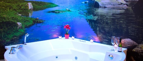 Romantic Studio Suite, Jetted Tub | Jetted tub