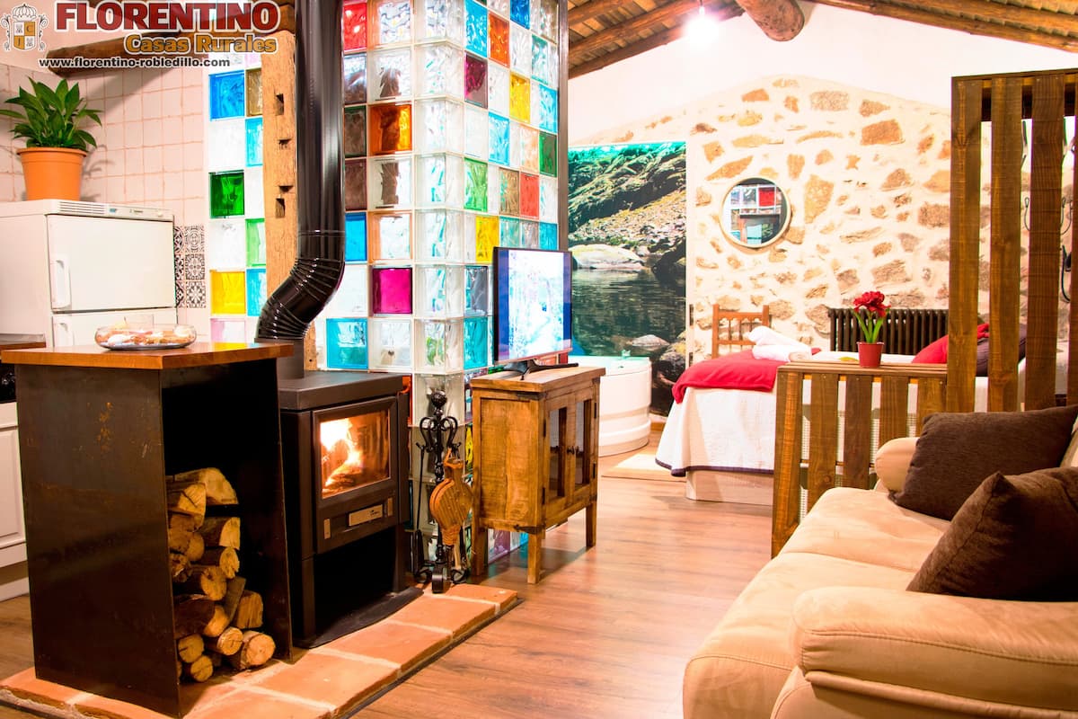 Romantische Studiosuite, Whirlpool | Wohnzimmer | Flachbildfernseher, Kamin, DVD-Player