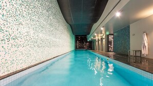 Kolam renang indoor