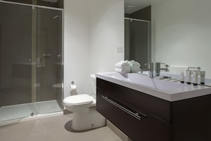 Apartamento, 2 habitaciones | Baño | Ducha, artículos de higiene personal gratuitos y secador de pelo