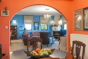 Elite-Villa, 2 Schlafzimmer, Meerblick, zum Garten hin | Wohnbereich | 55-Zoll-Flachbildfernseher mit Satellitenempfang, Fernseher, Kamin