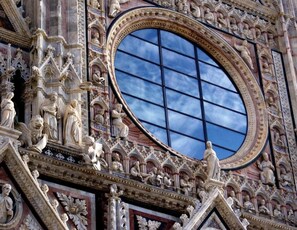 A detailed architectural facade with ornate carvings and statues. - Agriturismo Il Sambuco (Monteriggioni)