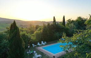 Piscine extérieure (ouverte en saison), chaises longues
