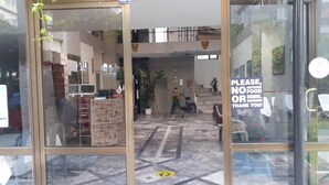 A hotel entrance with a sign prohibiting outside food or drink. - Tecimen Hotel (Kusadasi)