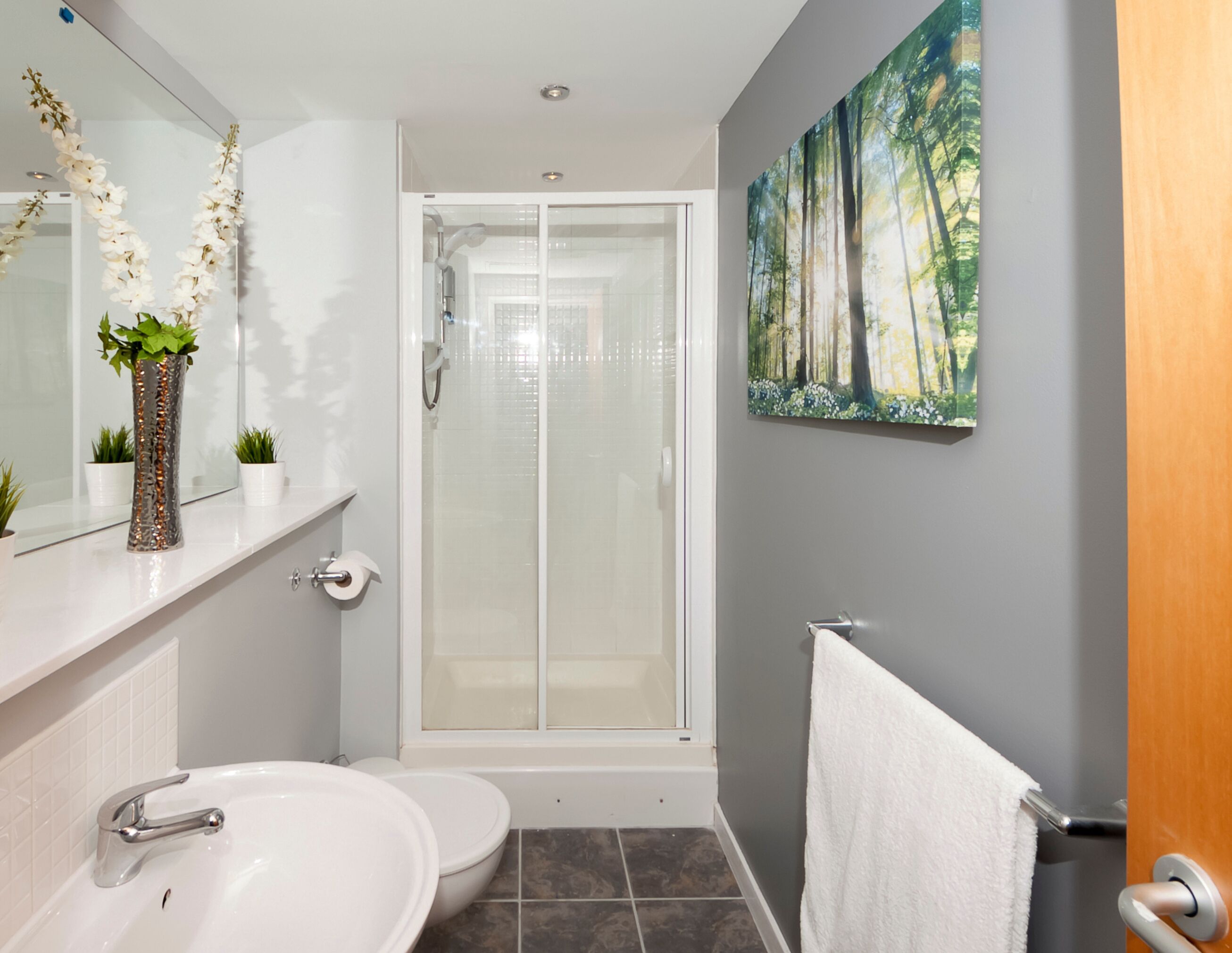 Apartment, 2 Bedrooms | Bathroom | Combined shower/bathtub, free toiletries, hair dryer, towels