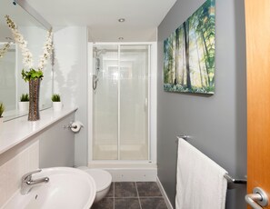 Appartement, 2 chambres | Salle de bain | Ensemble douche/baignoire, articles de toilette gratuits, sèche-cheveux