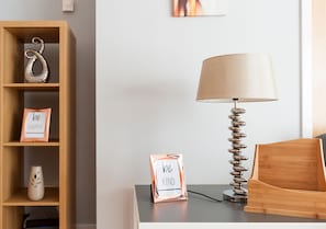 Leilighet, 2 soverom | Oppholdsområde | En 42-tommers Flatskjerm-TV med digitale kanaler samt smart-TV