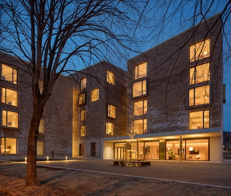 Fachada da propriedade à noite. Ydalir Hotel