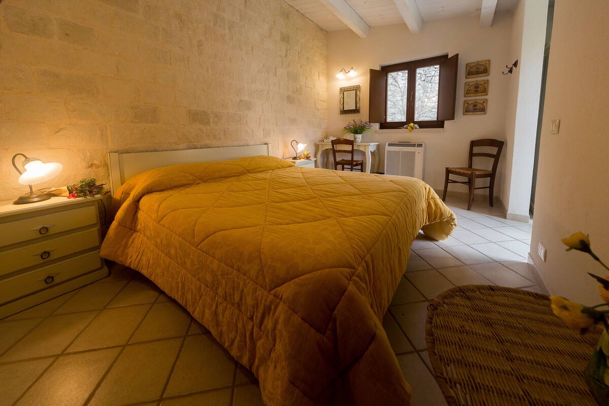 Minibar, free WiFi, bed sheets