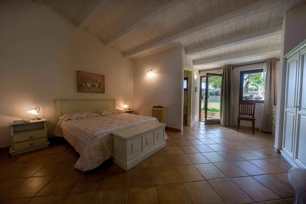 Minibar, free WiFi, bed sheets