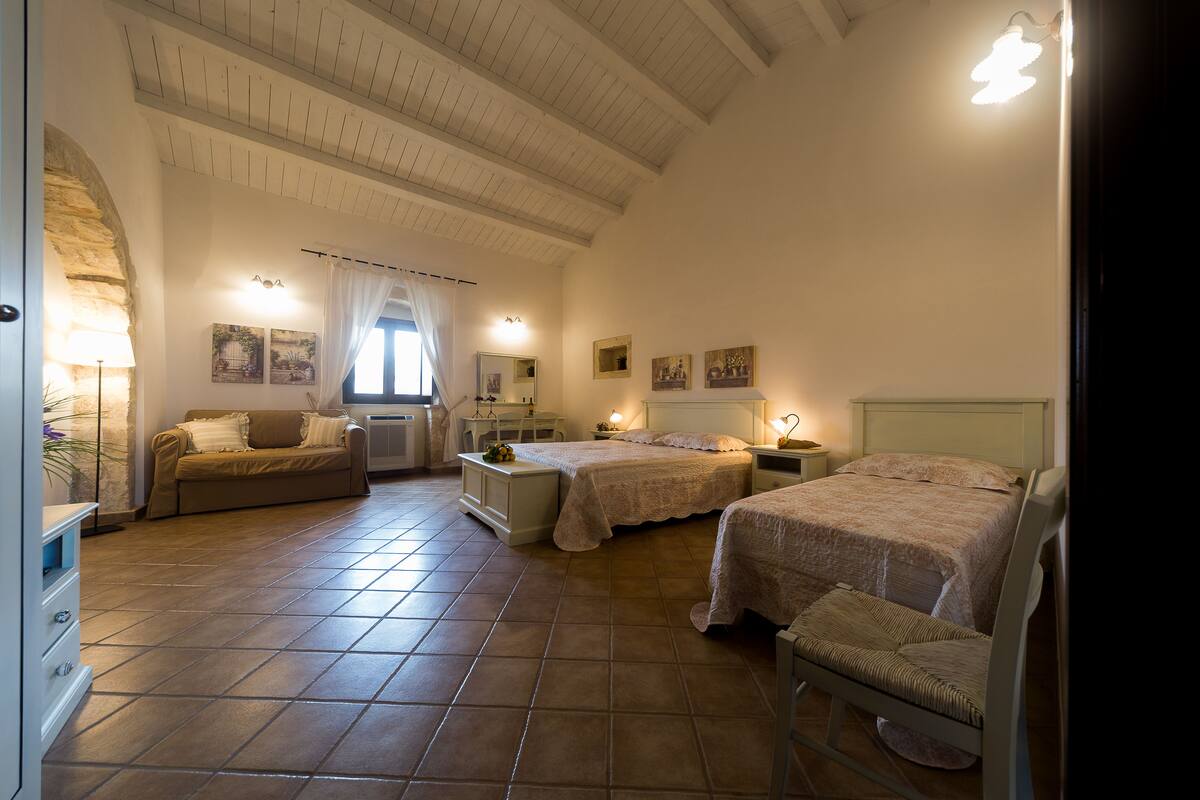 Minibar, free WiFi, bed sheets