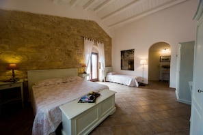 Minibar, free WiFi, bed sheets