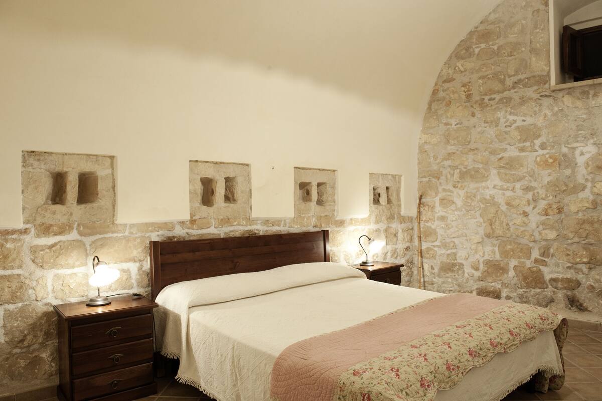 Minibar, free WiFi, bed sheets
