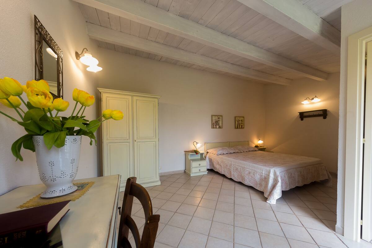 Minibar, free WiFi, bed sheets