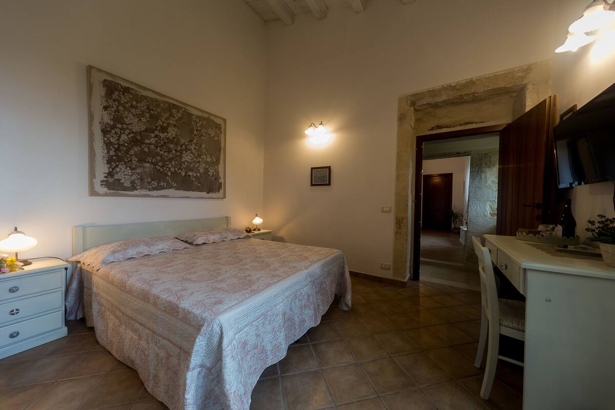 Minibar, free WiFi, bed sheets