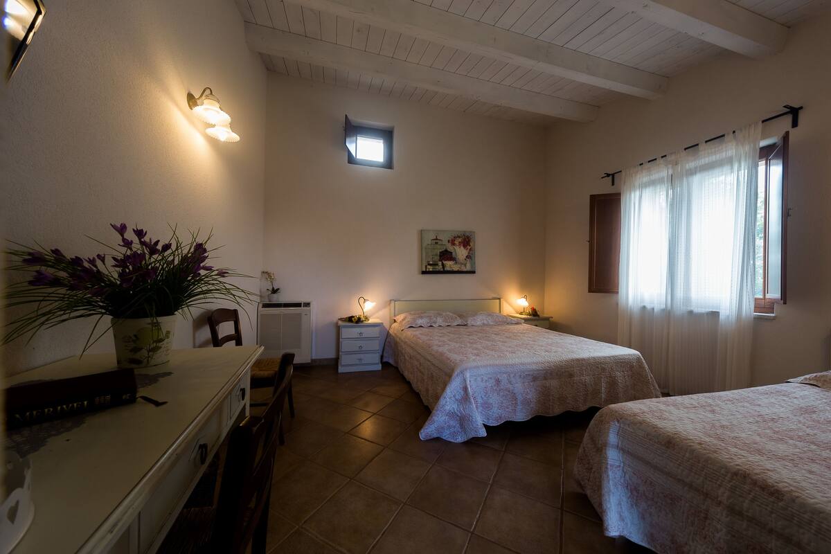 Minibar, free WiFi, bed sheets